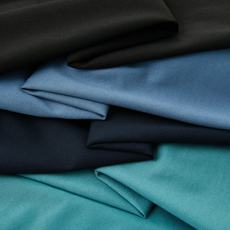 Couleurs personnalisées T-shirts sans couture pour hommes avec tissu anti-rides et 100% coton