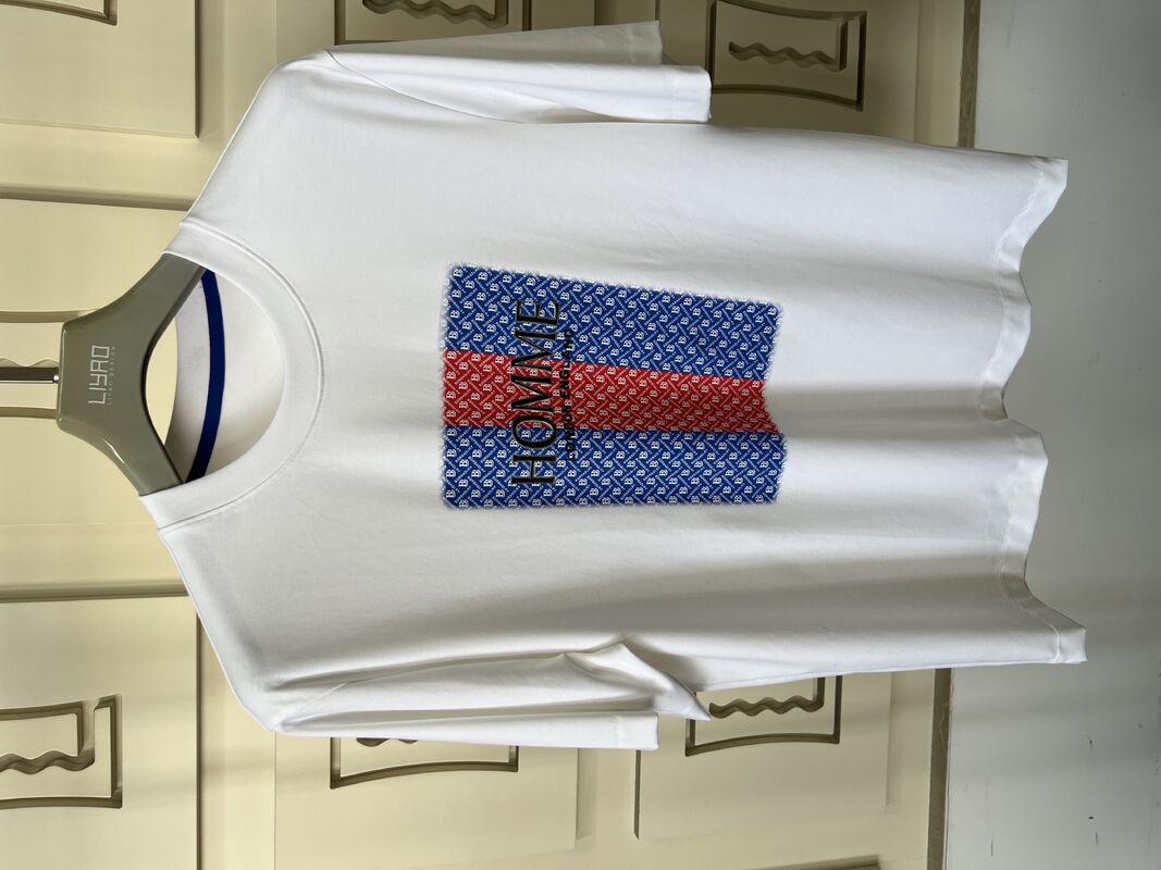 T-shirt brodé au cou de l'équipage.