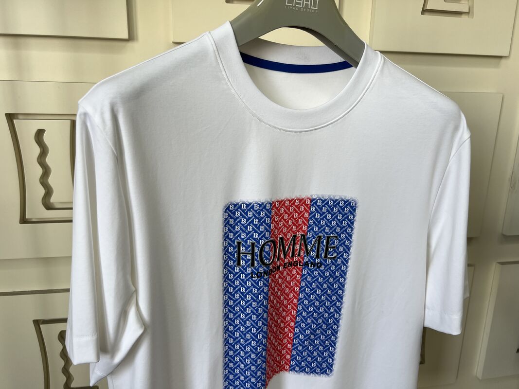 T-shirt brodé au cou de l'équipage.