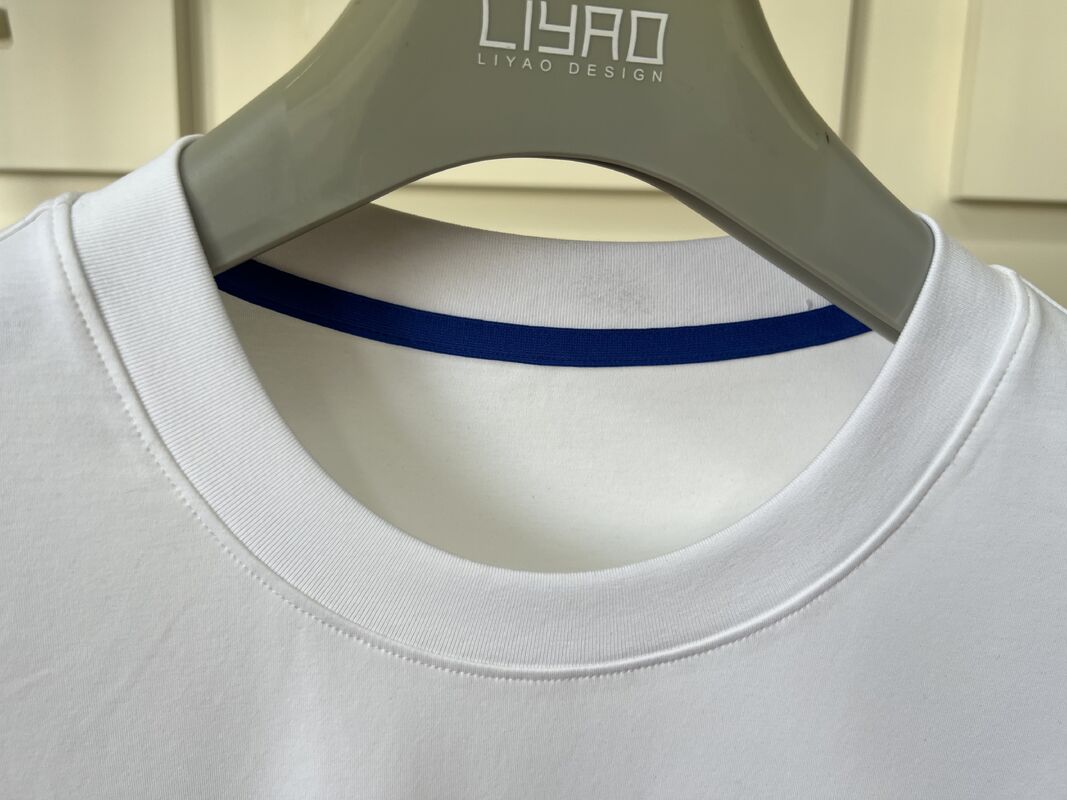 T-shirt brodé au cou de l'équipage.