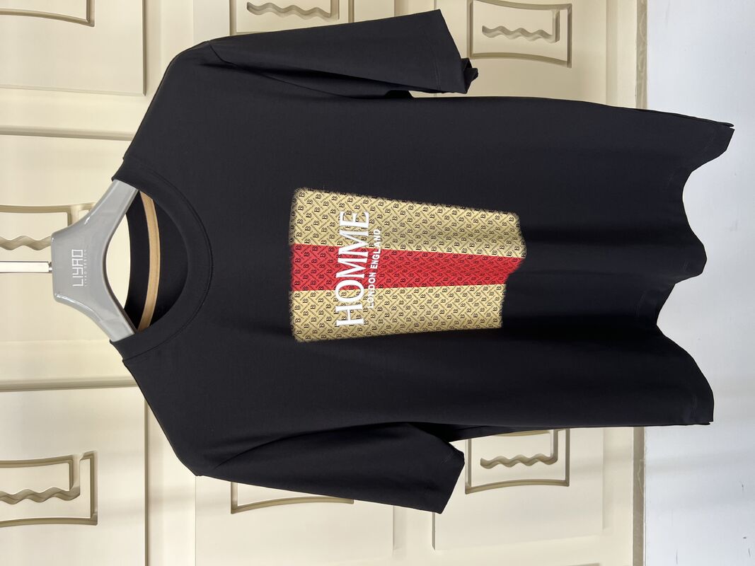 T-shirt brodé au cou de l'équipage.