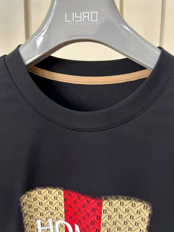 T-shirt brodé au cou de l'équipage.